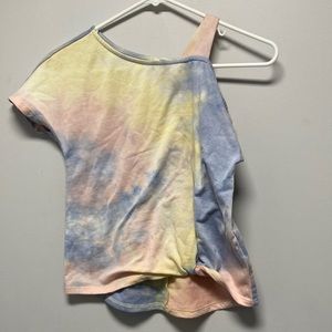 girl (m) pastel blouse